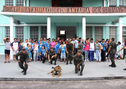 Semana de Conscientização do Autismo leva crianças para viver uma manhã militar